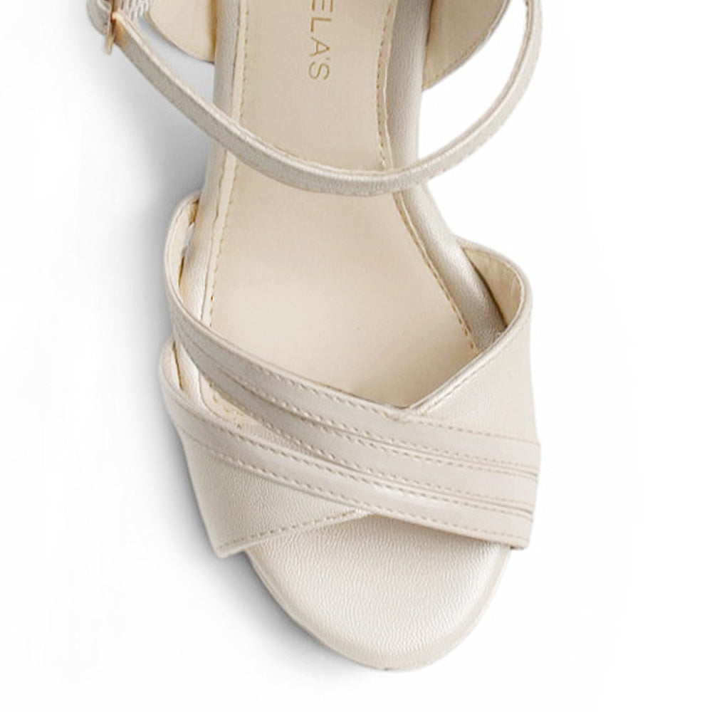 vista del detalle en tiras cruzadas del frente en zapatillas beige de mujer con plataforma 