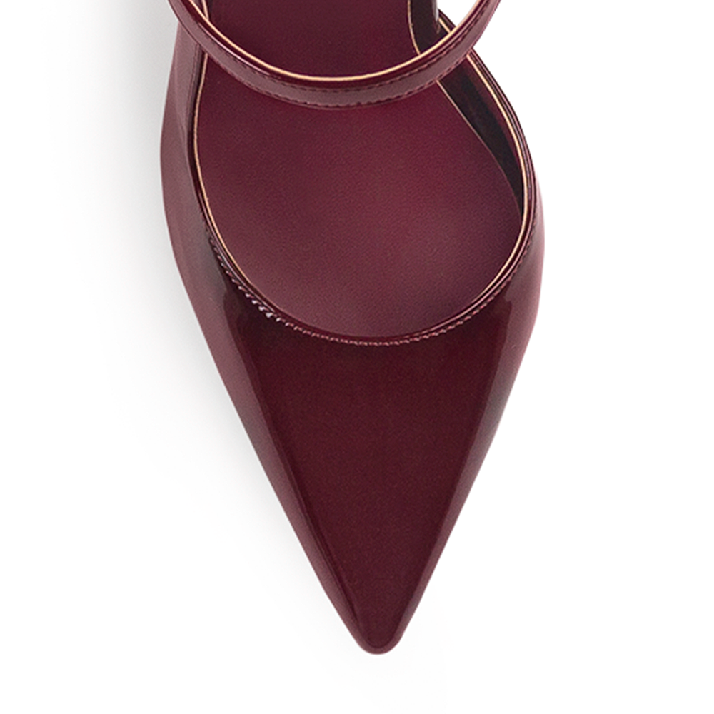 Vista de material charol en zapatilla vino para mujer tipo stiletto