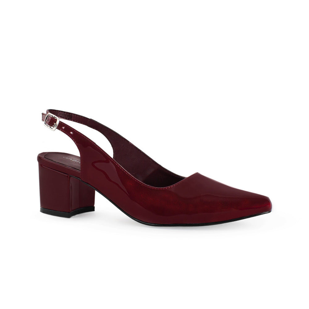 Vista diagonal de zapatilla vino puntal destalonada de tacón 6cm