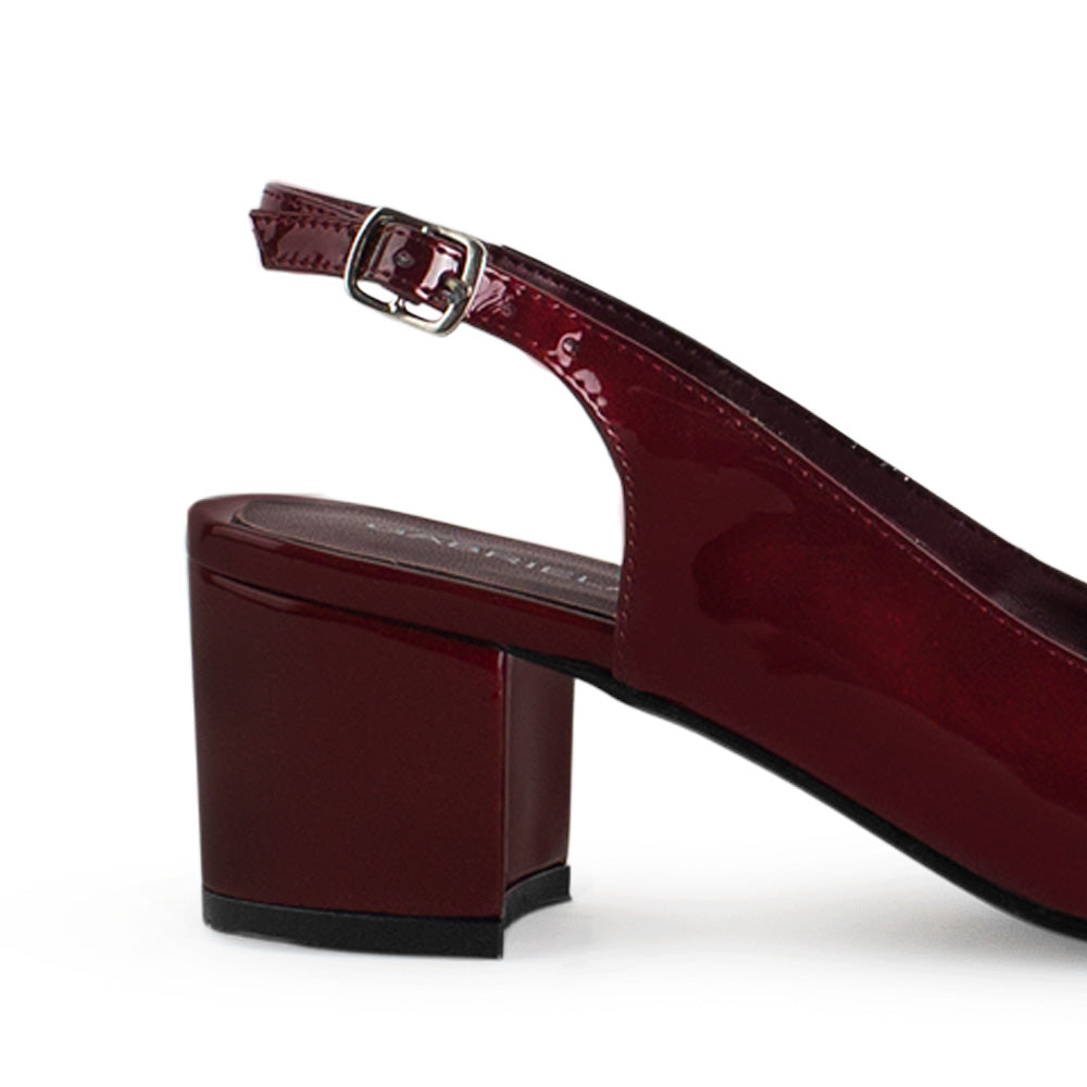 Vista trasera de tacón 6cm en zapatilla puntal destalonada para mujer en color vino 
