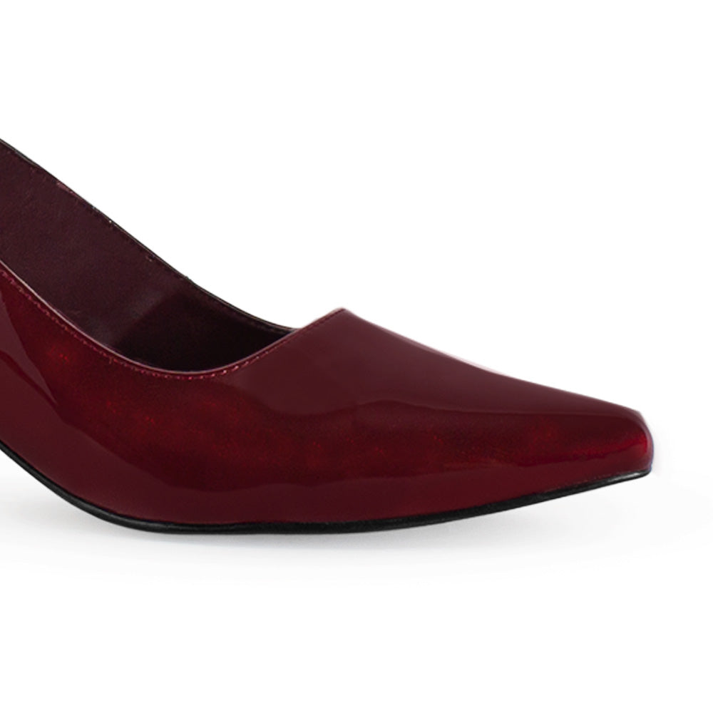 Vista a detalle de zapatilla para mujer destalonada en color vino