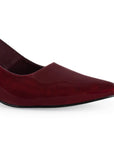 Vista a detalle de zapatilla para mujer destalonada en color vino