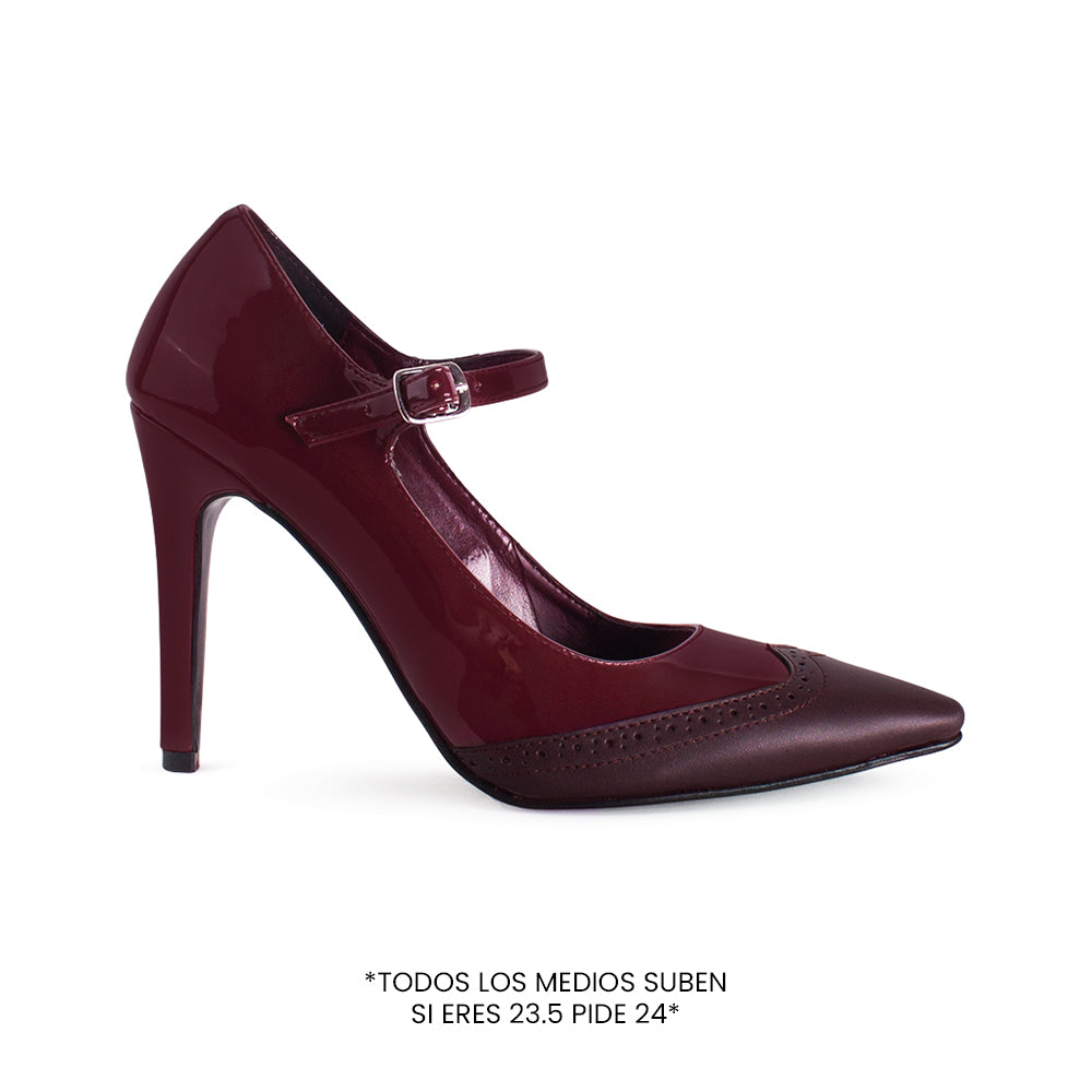 Vista lateral de zapatilla vino con pulsera y tacon delgado de 10cm.