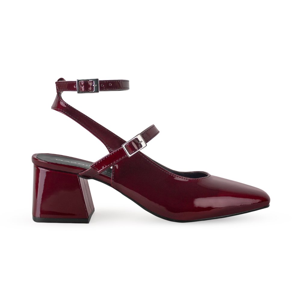 Vista lateral de zapatilla vino para mujer con doble hebilla y tacón de 5cm