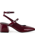 Vista lateral de zapatilla vino para mujer con doble hebilla y tacón de 5cm
