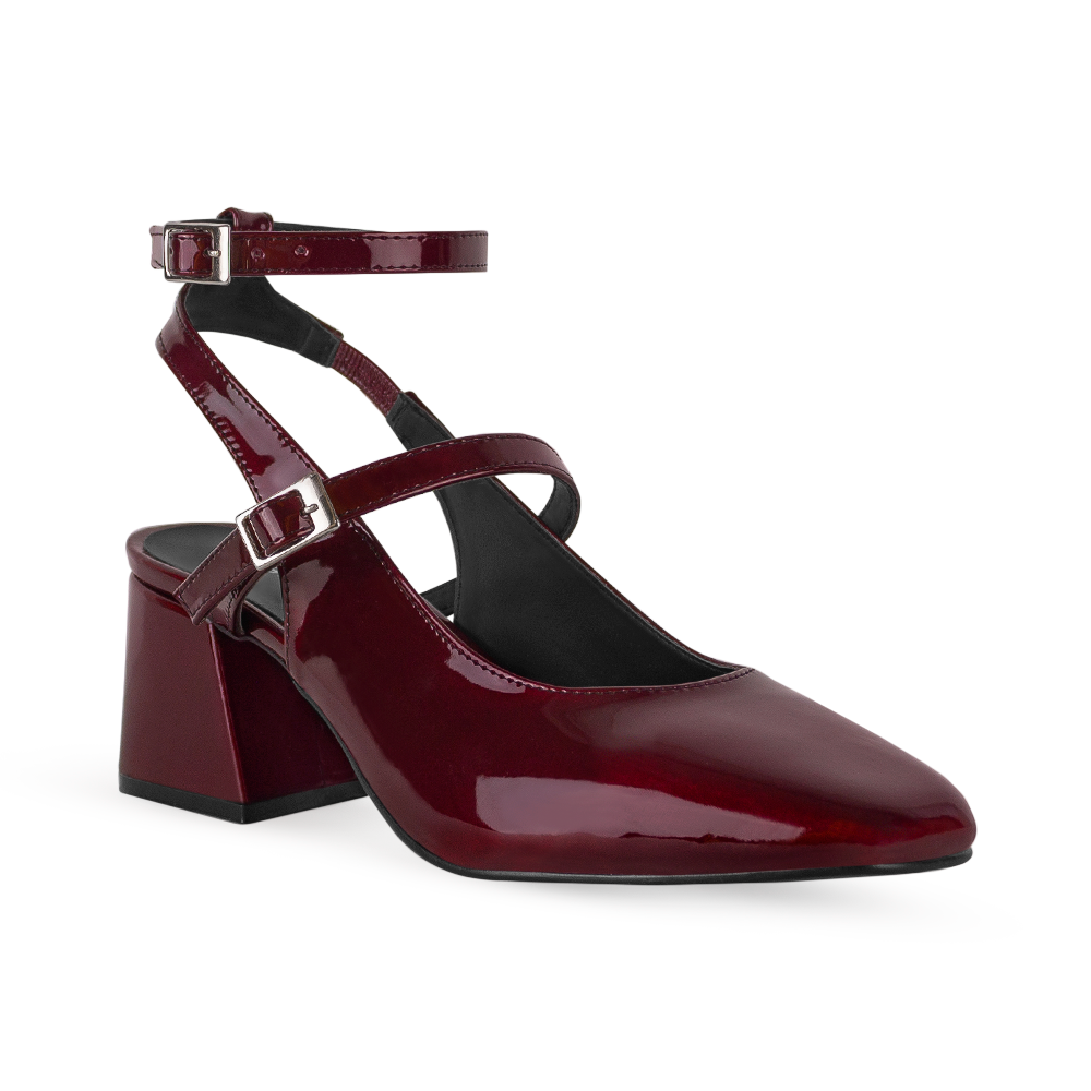 Vista diagonal de zapatilla vino para mujer con tacón escultural de 5cm y doble hebilla