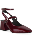 Vista diagonal de zapatilla vino para mujer con tacón escultural de 5cm y doble hebilla