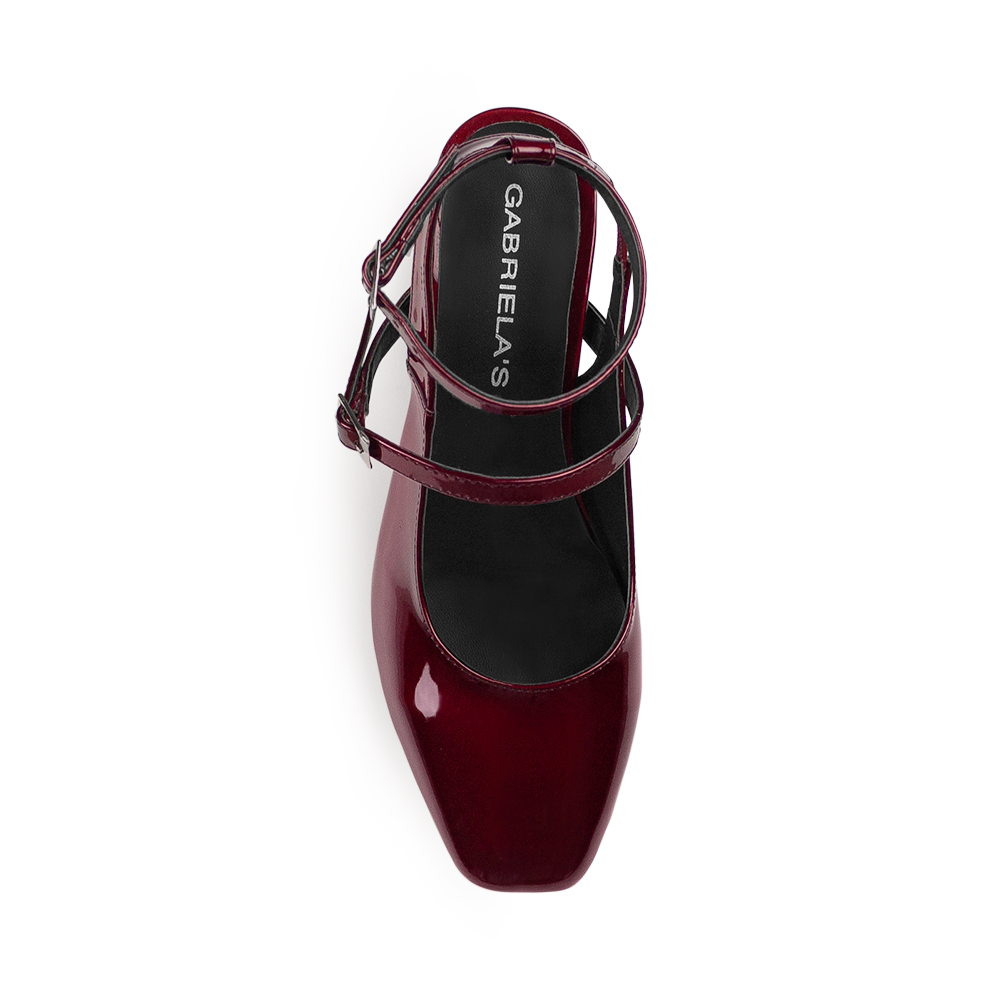 Vista superior de zapatilla con doble hebilla para mujer color vino