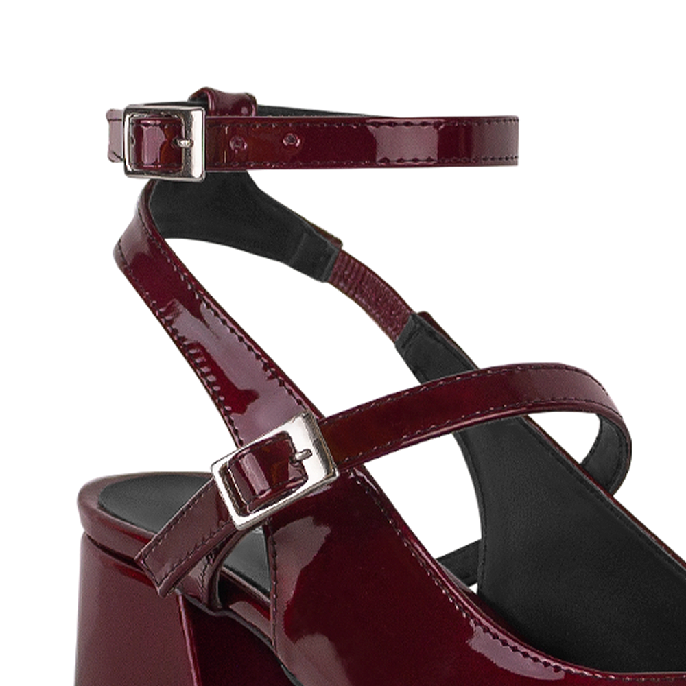 Vista a detalle de doble hebilla en zapatilla vino para mujer
