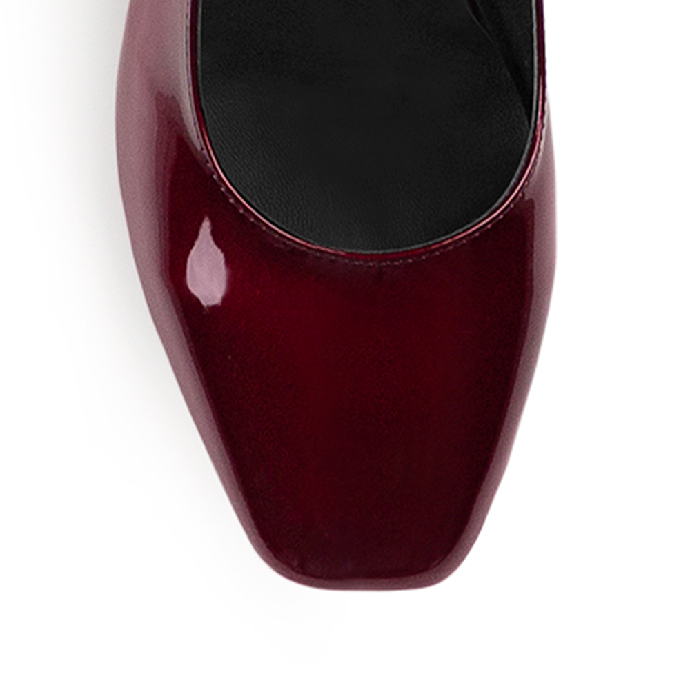 Vista de material charol en zapatilla vino para mujer con tacón bajo de 5cm