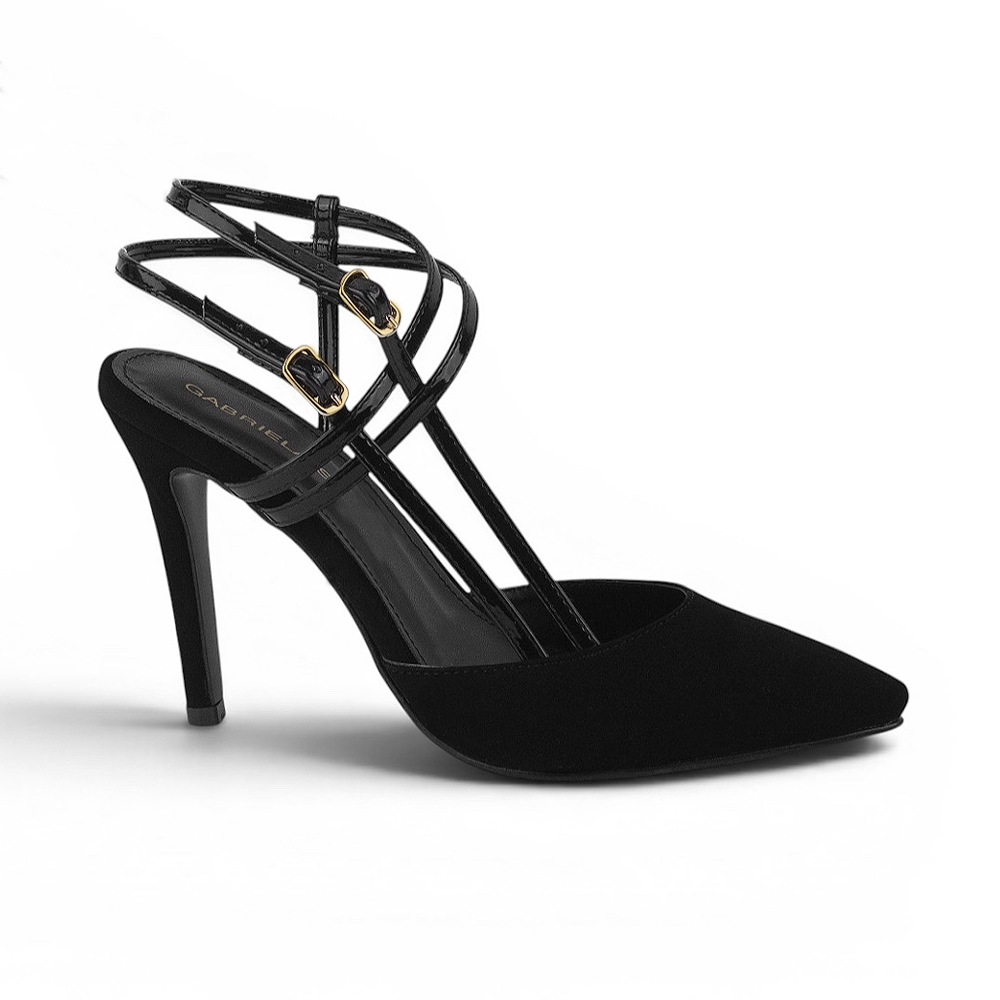 Vista lateral de zapatilla negra para mujer con doble pulsera y tacón 