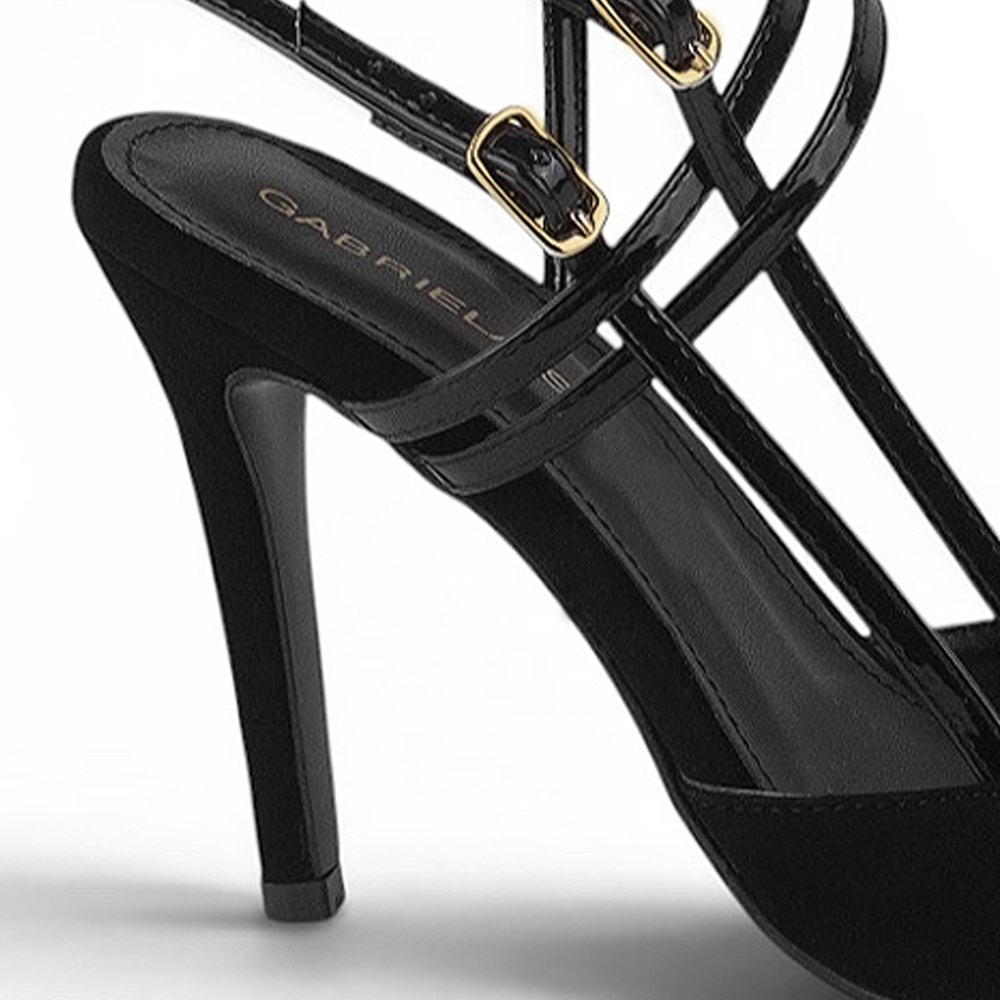 vista trasera de zapatilla color negro de mujer con tacón medio estilizado 