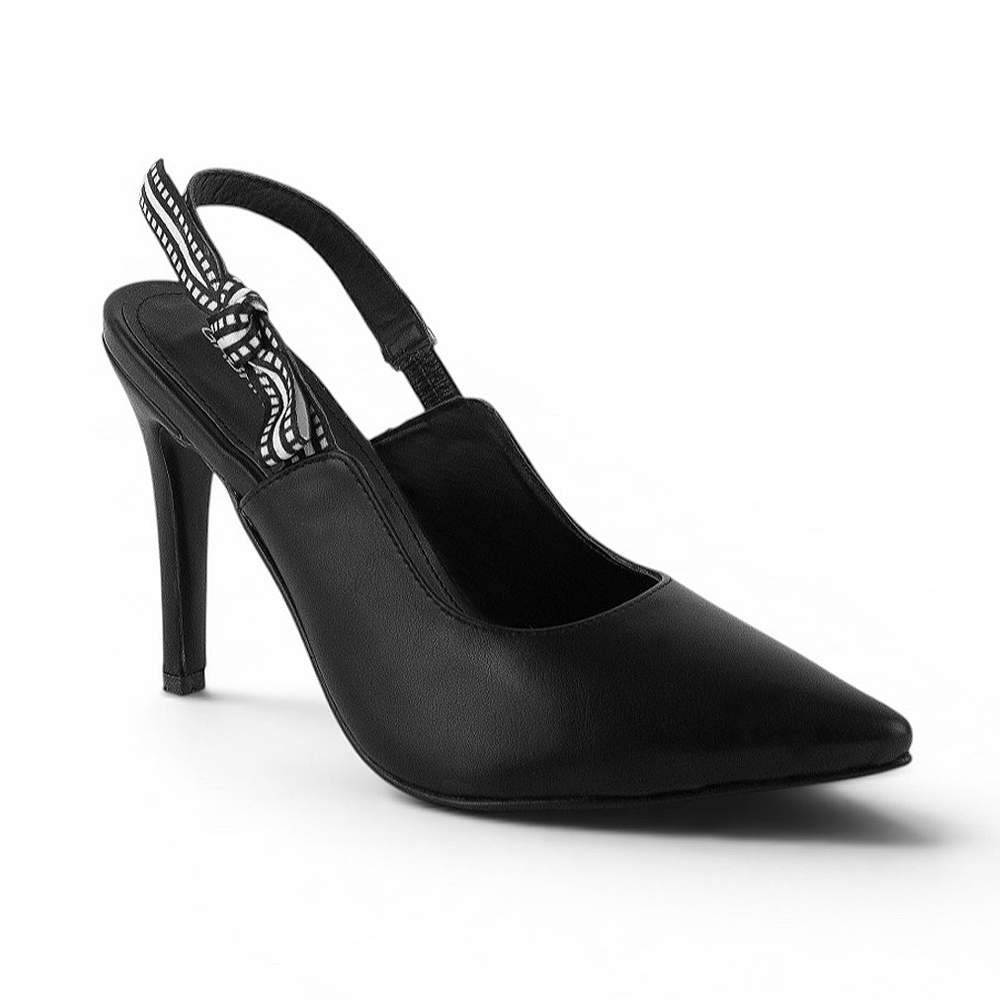 Vista diagonal de zapatilla color negro destalonada para mujer de tacón alto 