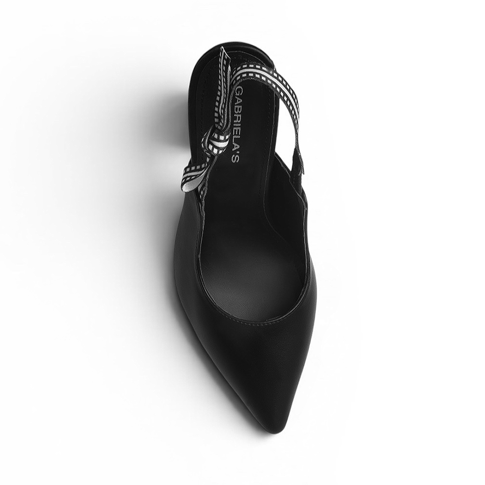 Vista superior de zapatilla color negro destalonada de tacón alto para mujer 