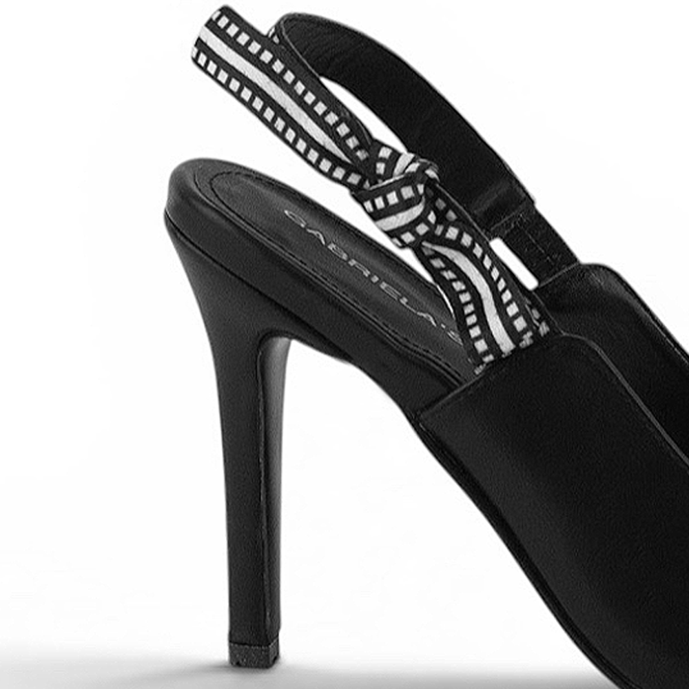 Vista trasera de zapatilla para mujer con tacón alto 