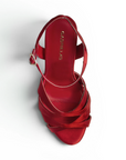 Vista superior de zapatilla roja con tacón medio y tiras para mujer