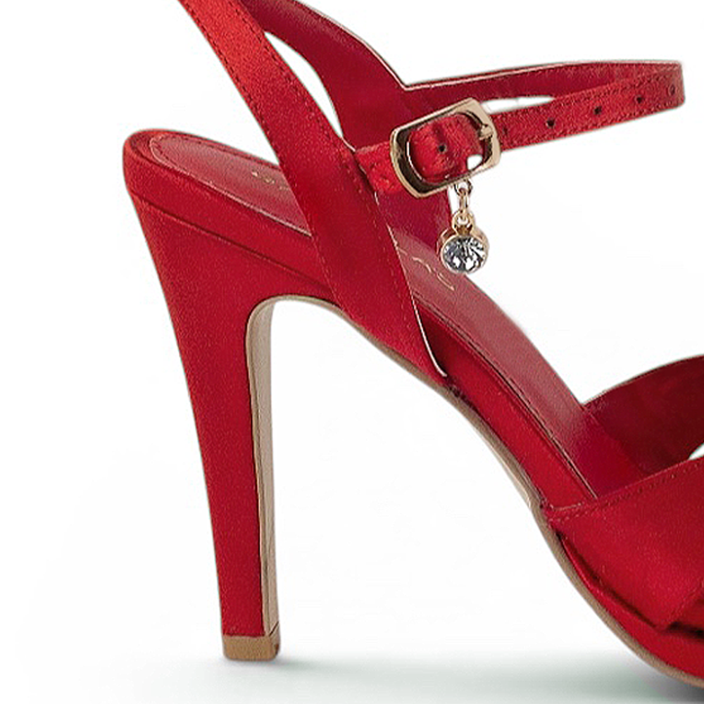 Vista trasera de zapatilla roja para mujer con tacón medio y tiras