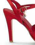 Vista trasera de zapatilla roja para mujer con tacón medio y tiras