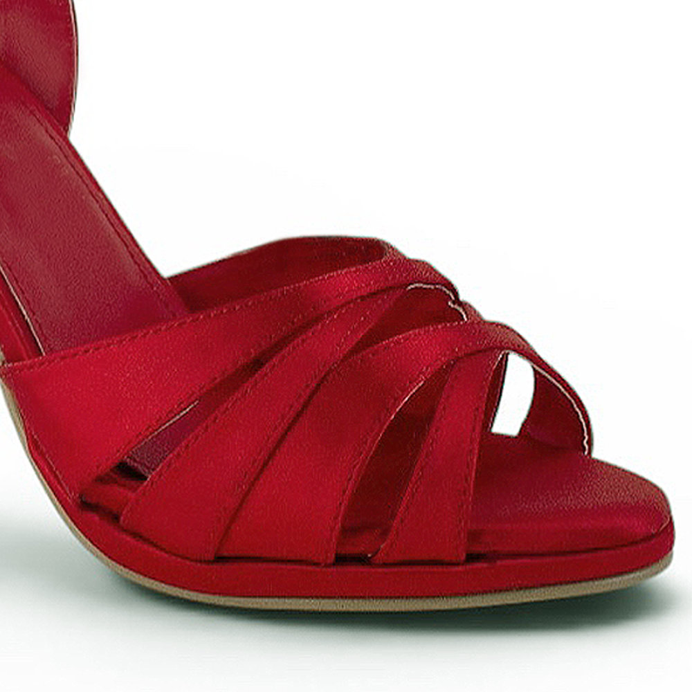 Detalle de material shantung en zapatilla rojo con tacón y tiras