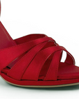 Detalle de material shantung en zapatilla rojo con tacón y tiras