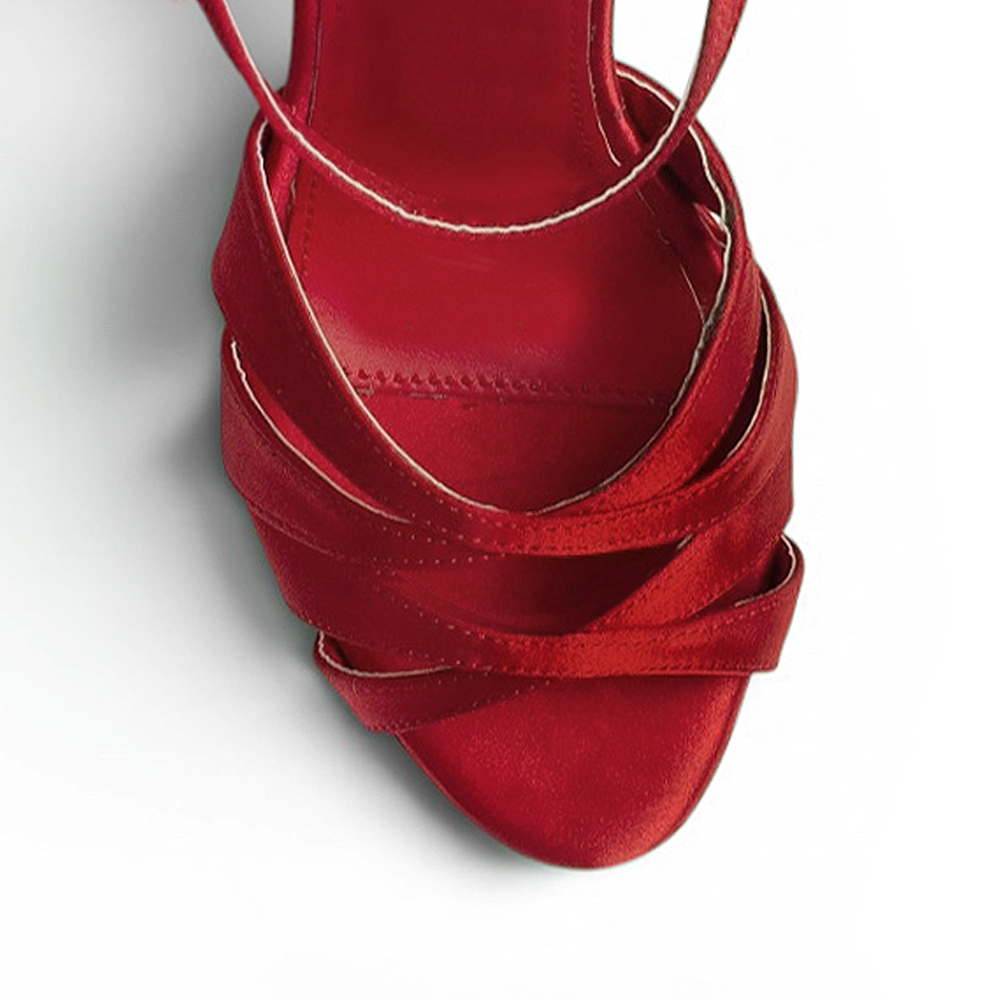 Vista del detalle de tiras cruzadas en zapatilla para mujer color rojo 