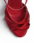 Vista del detalle de tiras cruzadas en zapatilla para mujer color rojo 