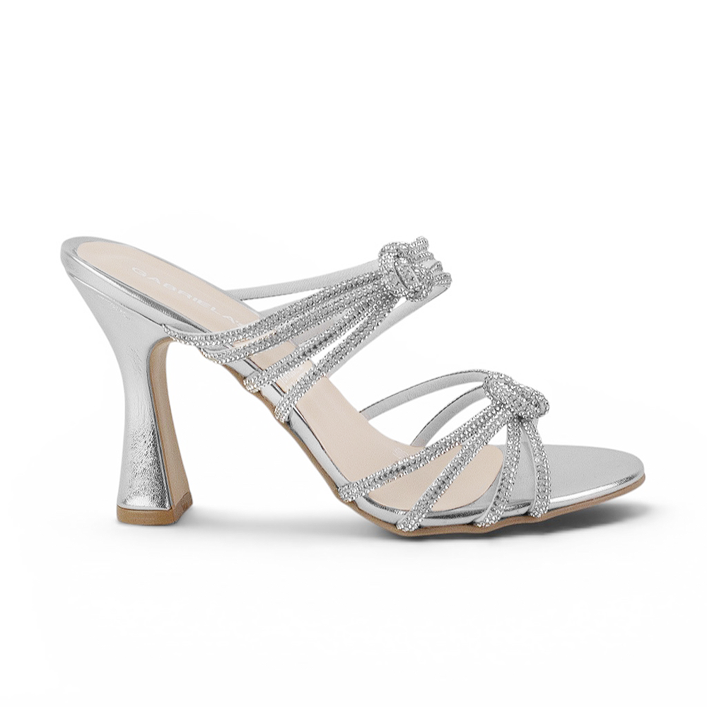 Vista lateral de zapatillas plata para mujer destalonadas con tacon medio  