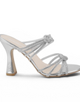 Vista lateral de zapatillas plata para mujer destalonadas con tacon medio  
