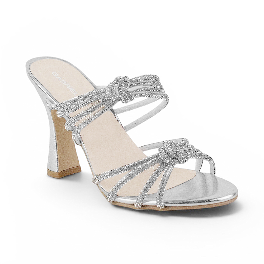Vista diagonal de zapatilla plata para mujer de tacon  