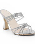 Vista diagonal de zapatilla plata para mujer de tacon  