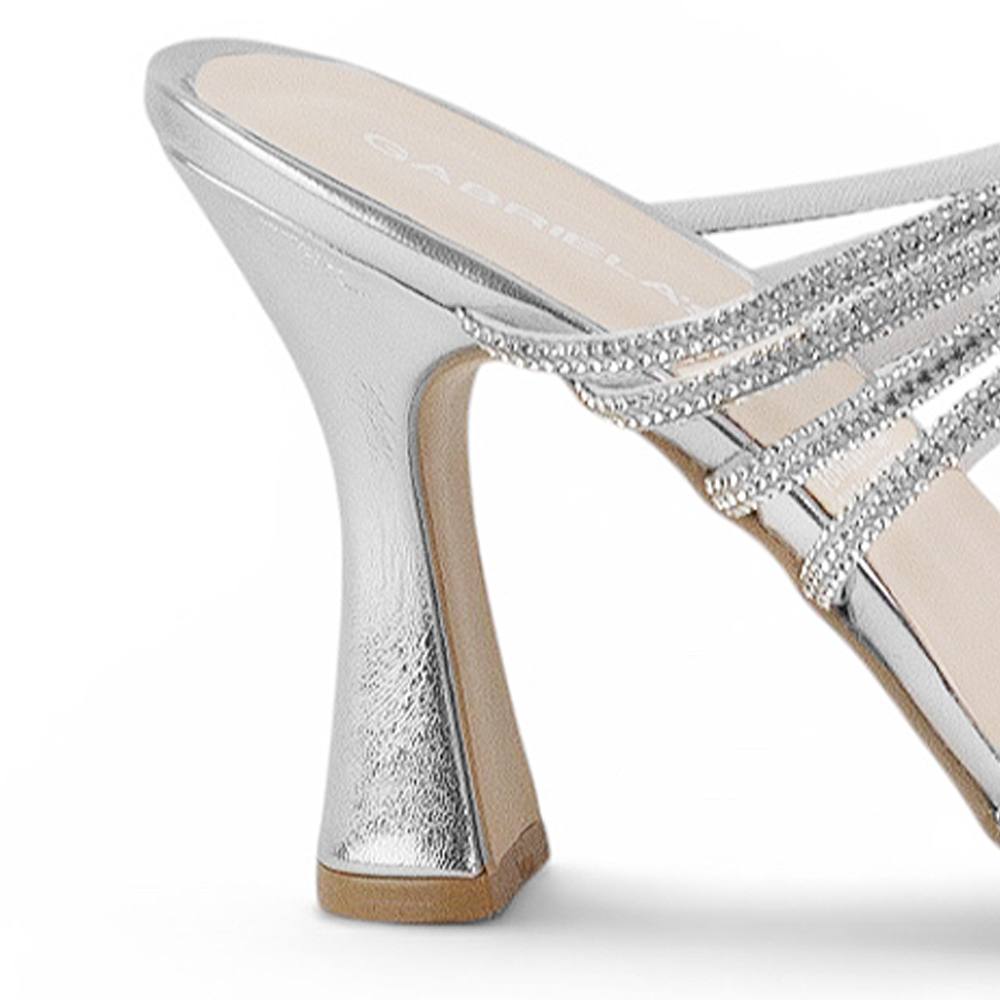 Vista trasera de zapatilla plata para mujer con tiras y tacon medio 