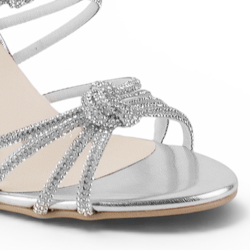Detalle de material fresco en zapatilla plata de tacon medio para mujer 