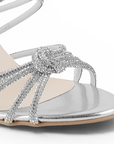Detalle de material fresco en zapatilla plata de tacon medio para mujer 