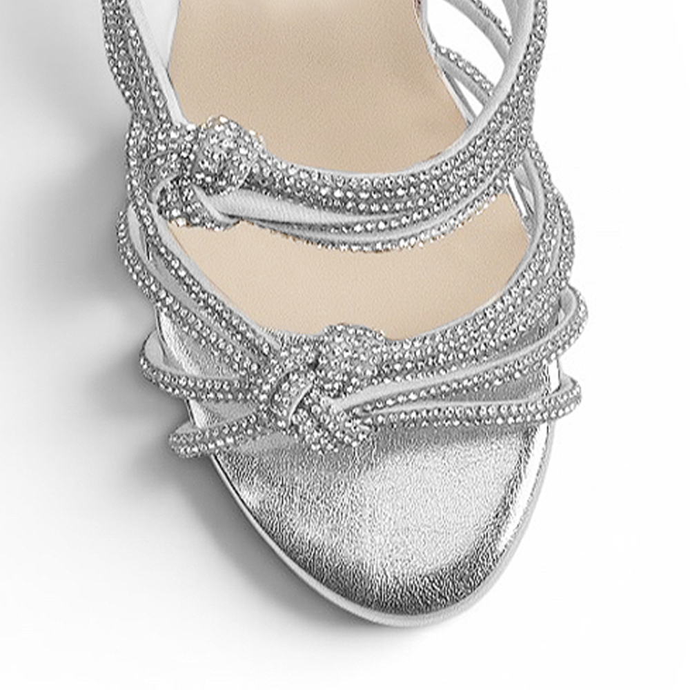 Vista del detalle en las tiras de zapatilla plata de tacon para mujer 