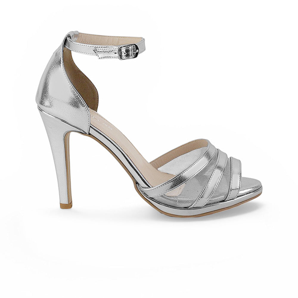 Vista lateral de zapatilla plata para mujer con pulsera y tacon medio 