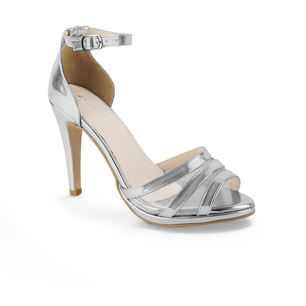 Vista diagonal de zapatilla plata con pulsera para mujer y tacon delgado 