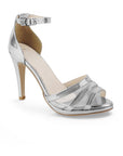 Vista diagonal de zapatilla plata con pulsera para mujer y tacon delgado 