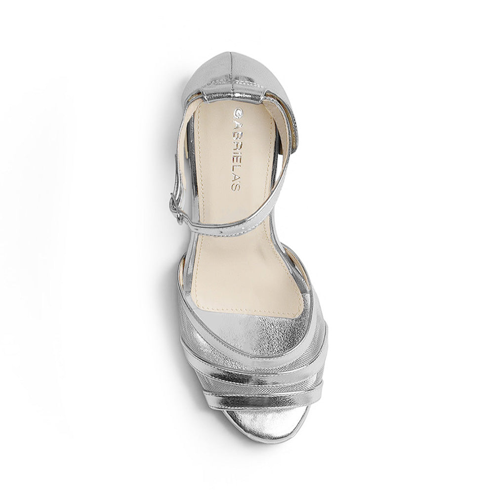 Vista superior en zapatilla plata con pulsera de tacon delgado para mujer 