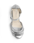 Vista superior en zapatilla plata con pulsera de tacon delgado para mujer 