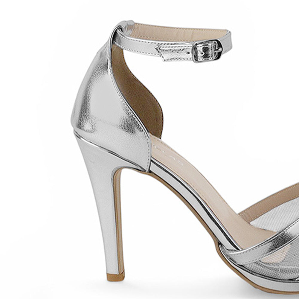 Vista trasera de zapatilla plata para mujer con pulsera y tacon medio