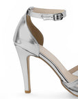 Vista trasera de zapatilla plata para mujer con pulsera y tacon medio