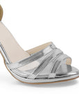 Detalle de material fresco en zapatilla pata y tacon medio para mujer 