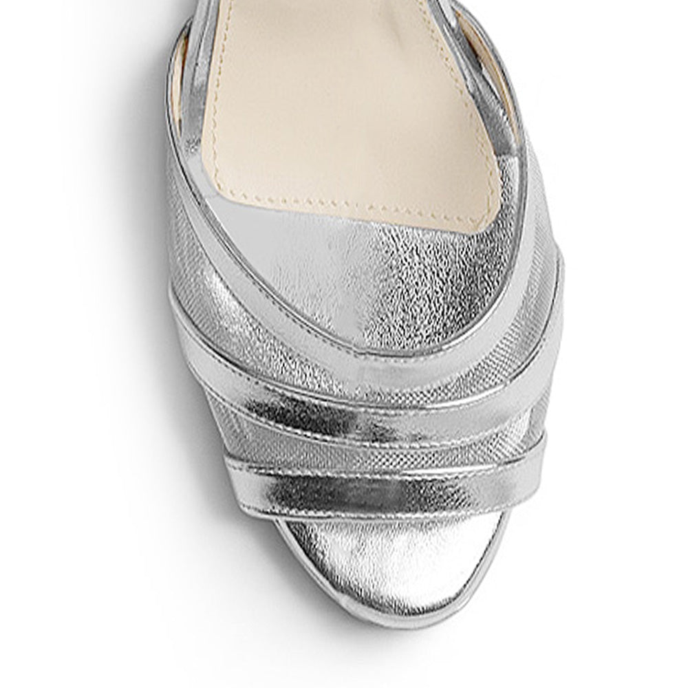 Vista del detalle de la pulsera en zapátilla plata de tacon para mujer 