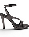 Vista lateral de zapatilla gris para mujer con pulsera de tacon alto