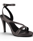 Vista diagonal de zapatilla gris con pulsera para mujer de tacon delgado 