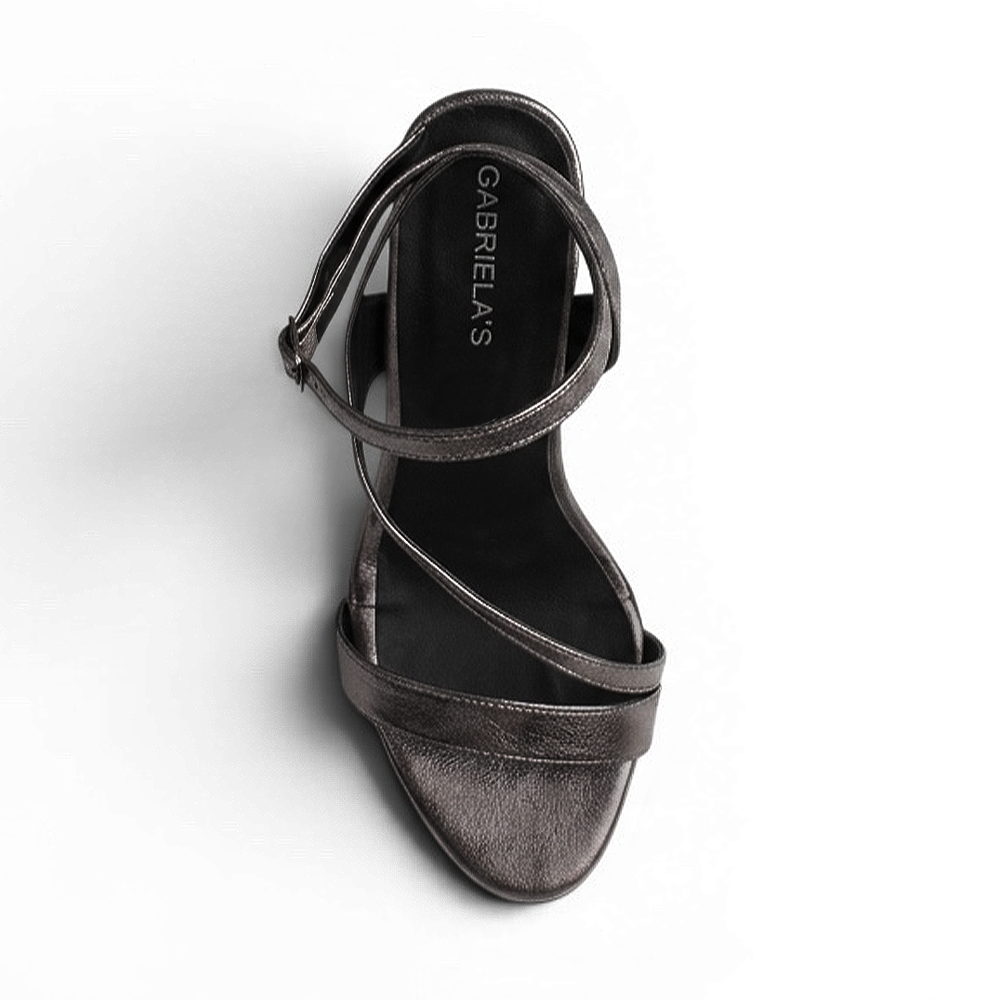 Vista superior de zapatilla gris con pulsera de tacon para mujer 