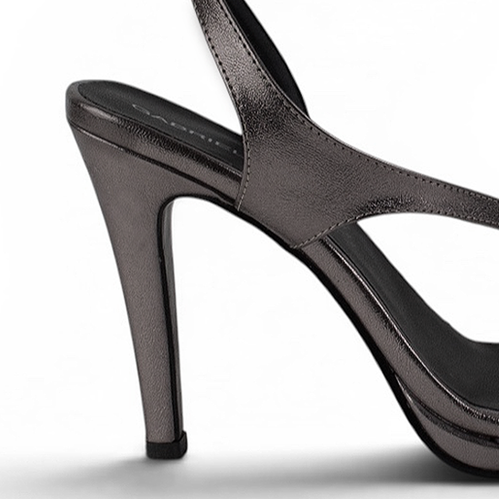 Vista trasera de zapatilla gris para mujer con pulsera de tacon delgado 
