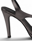 Vista trasera de zapatilla gris para mujer con pulsera de tacon delgado 