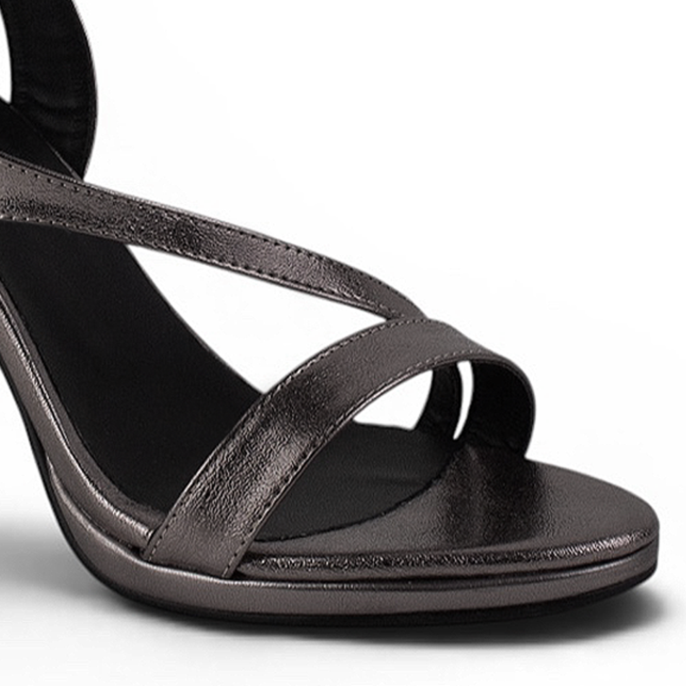 Detalle de material fresco en zapatilla gris de tacon para mujer 
