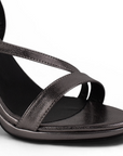Detalle de material fresco en zapatilla gris de tacon para mujer 